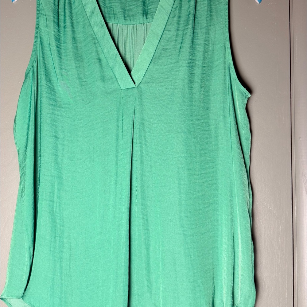 Vince Camuto Womens Sleeveless Blouse Size M Green V Neck Lightweight Flowy Top
